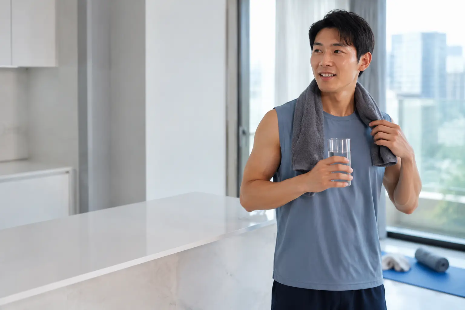 運動後手持水杯補充水分